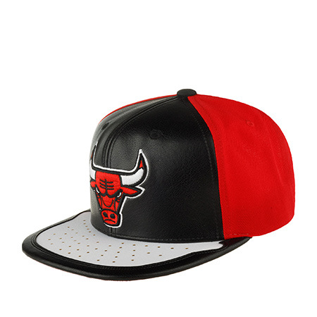 Бейсболка MITCHELL NESS арт. 6HSSMM19224-CBUBKWH Chicago Bulls NBA (черный / белый)