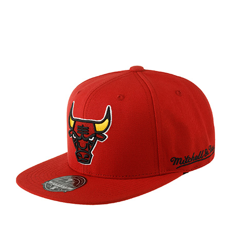 Бейсболка MITCHELL NESS арт. HHSF5150-CBUYYPPPRED Chicago Bulls NBA (красный)