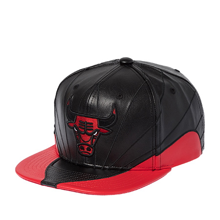 Бейсболка MITCHELL NESS арт. HS12126-CBUBKRD Chicago Bulls NBA (черный / красный)